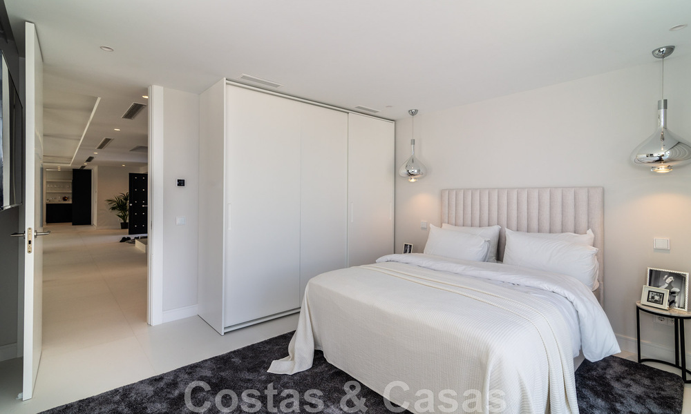 Villa de luxe unique à vendre dans un style architectural andalou moderne, avec vue sur la mer, à quelques pas de Puerto Banus, Marbella 45917
