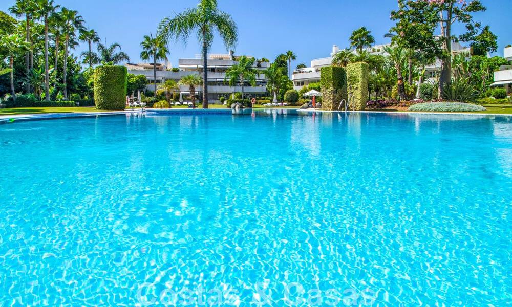 Penthouse à vendre dans un complexe exclusif avec sécurité permanente, golf en première ligne au cœur de Nueva Andalucia 45257