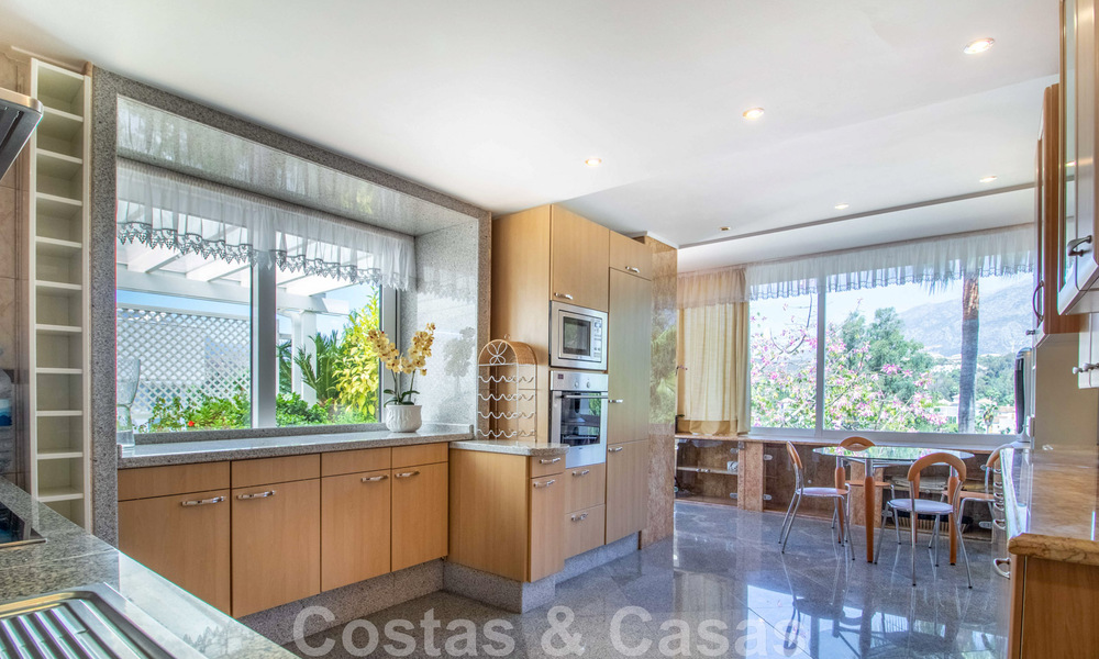 Penthouse à vendre dans un complexe exclusif avec sécurité permanente, golf en première ligne au cœur de Nueva Andalucia 45260