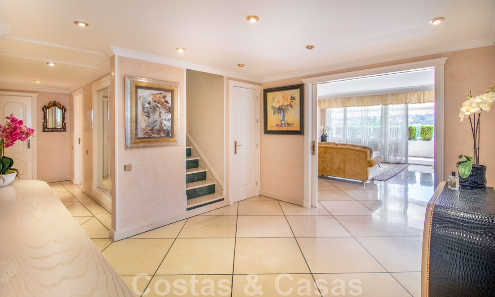 Penthouse à vendre dans un complexe exclusif avec sécurité permanente, golf en première ligne au cœur de Nueva Andalucia 45261