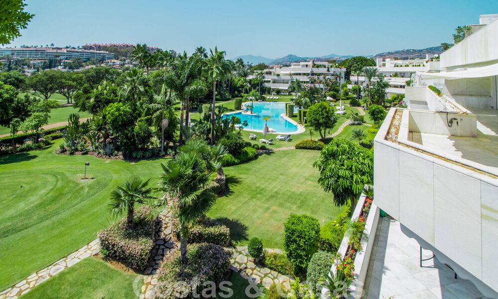 Penthouse à vendre dans un complexe exclusif avec sécurité permanente, golf en première ligne au cœur de Nueva Andalucia 45262
