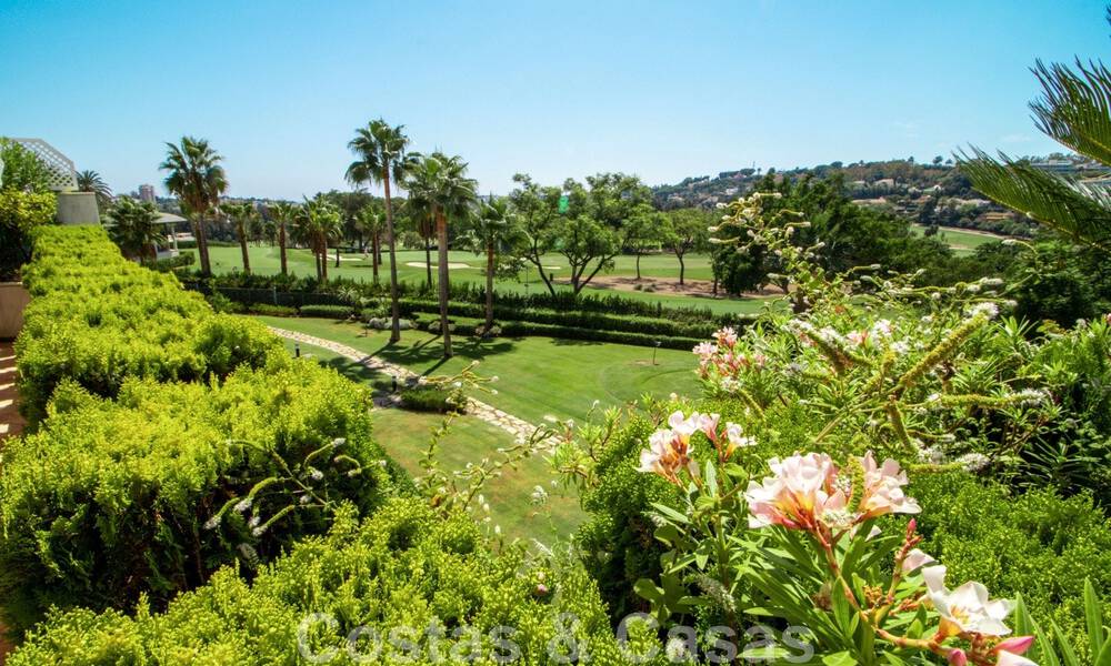 Penthouse à vendre dans un complexe exclusif avec sécurité permanente, golf en première ligne au cœur de Nueva Andalucia 45263