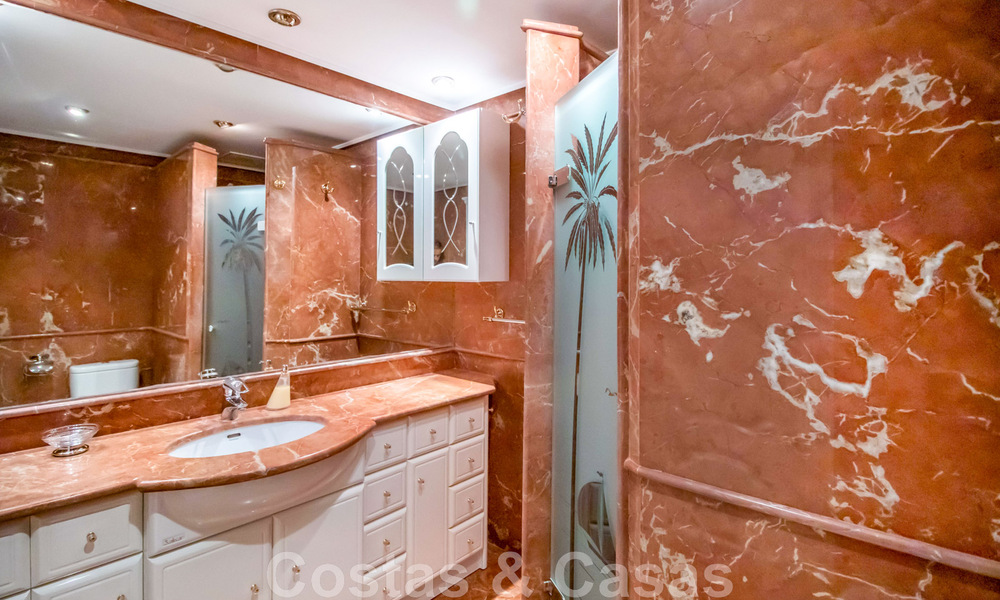 Penthouse à vendre dans un complexe exclusif avec sécurité permanente, golf en première ligne au cœur de Nueva Andalucia 45264