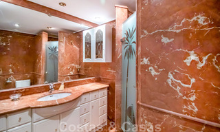 Penthouse à vendre dans un complexe exclusif avec sécurité permanente, golf en première ligne au cœur de Nueva Andalucia 45264 