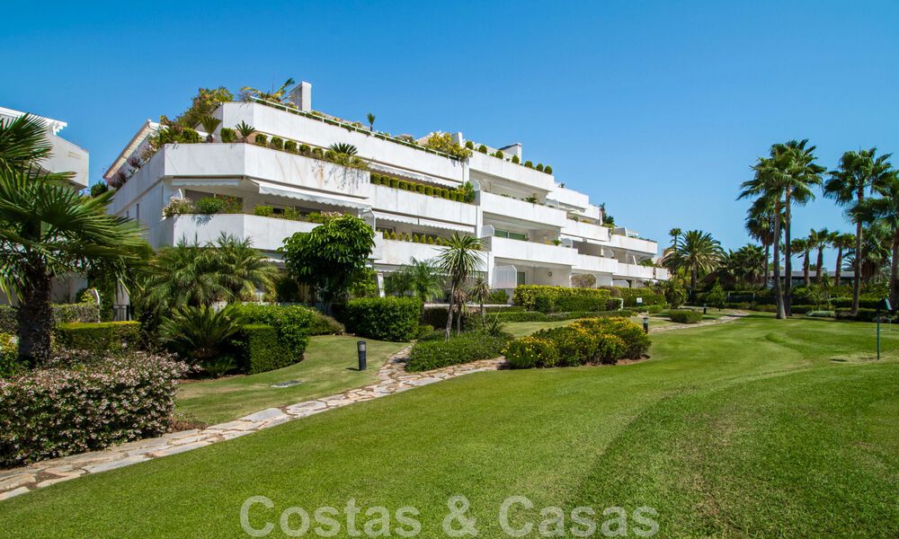 Penthouse à vendre dans un complexe exclusif avec sécurité permanente, golf en première ligne au cœur de Nueva Andalucia 45267