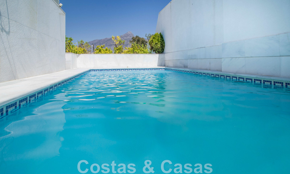 Penthouse à vendre dans un complexe exclusif avec sécurité permanente, golf en première ligne au cœur de Nueva Andalucia 45269