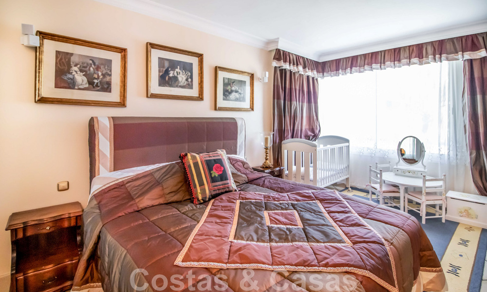 Penthouse à vendre dans un complexe exclusif avec sécurité permanente, golf en première ligne au cœur de Nueva Andalucia 45270