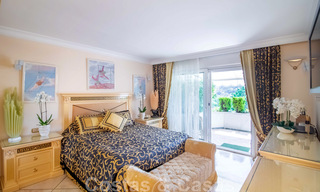 Penthouse à vendre dans un complexe exclusif avec sécurité permanente, golf en première ligne au cœur de Nueva Andalucia 45271 