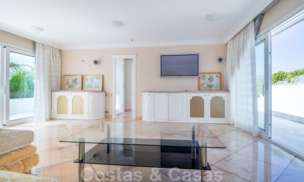 Penthouse à vendre dans un complexe exclusif avec sécurité permanente, golf en première ligne au cœur de Nueva Andalucia 45275