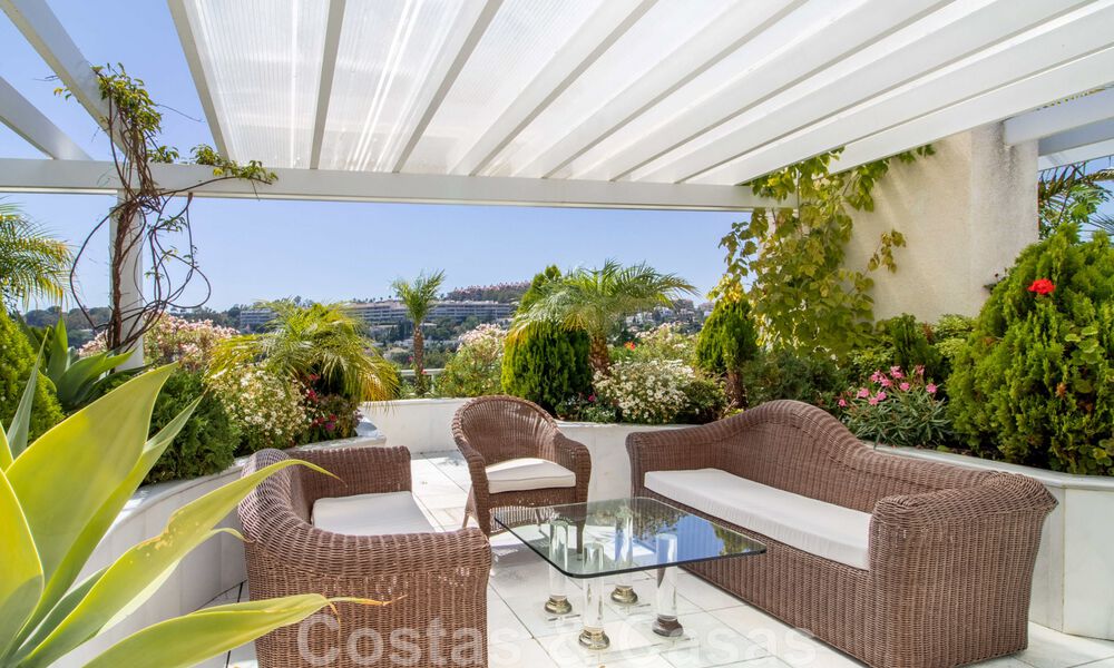 Penthouse à vendre dans un complexe exclusif avec sécurité permanente, golf en première ligne au cœur de Nueva Andalucia 45276