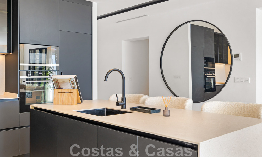 Spacieux penthouse de luxe entièrement rénové à vendre avec vue sur la mer à Benahavis - Marbella 45308