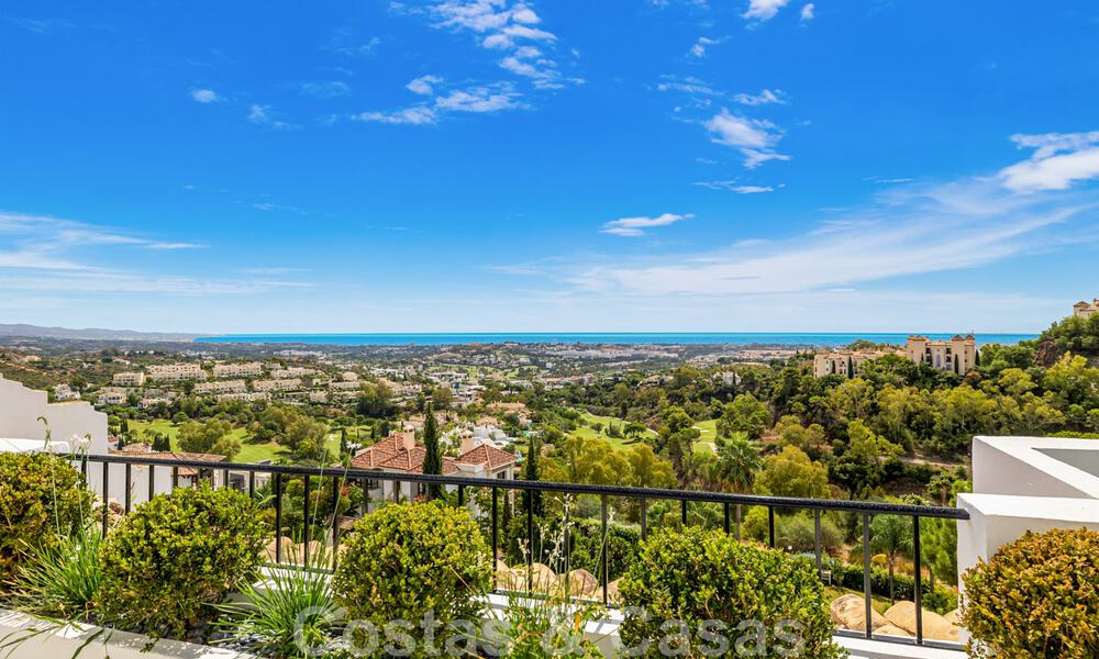 Spacieux penthouse de luxe entièrement rénové à vendre avec vue sur la mer à Benahavis - Marbella 45316