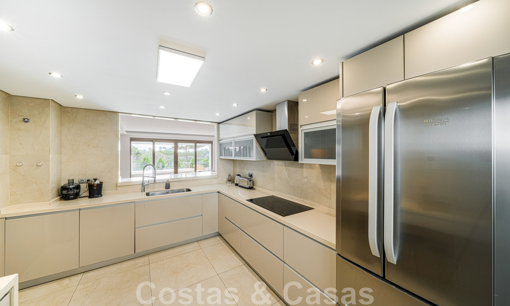 Spacieux appartement à vendre, entièrement rénové dans un style moderne, situé dans un quartier recherché du Golden Mile de Marbella 46436