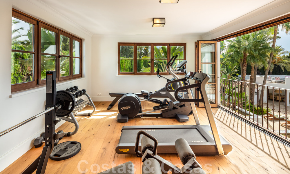 Villa de style boutique à vendre, à deux pas de la plage, sur la très convoitée Golden Mile de Marbella 45710