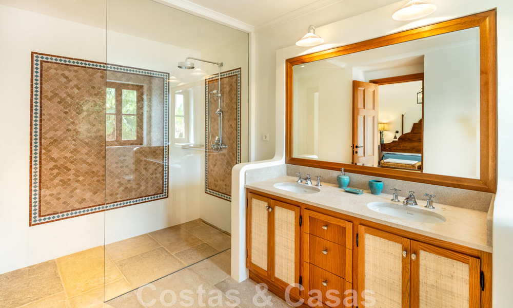 Villa de style boutique à vendre, à deux pas de la plage, sur la très convoitée Golden Mile de Marbella 45715