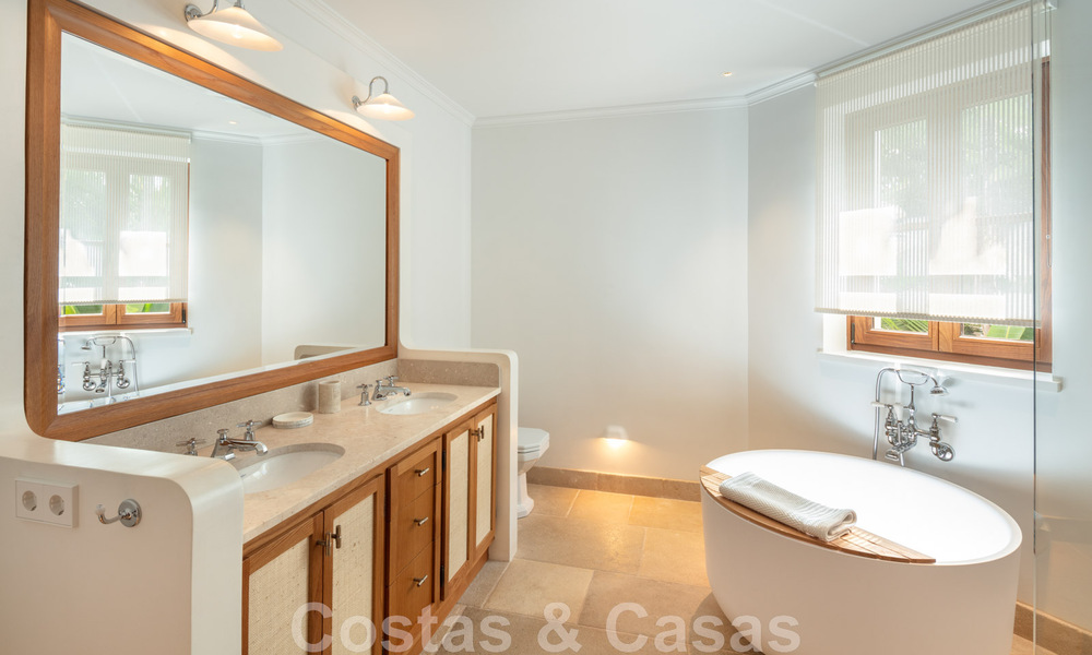 Villa de style boutique à vendre, à deux pas de la plage, sur la très convoitée Golden Mile de Marbella 45717