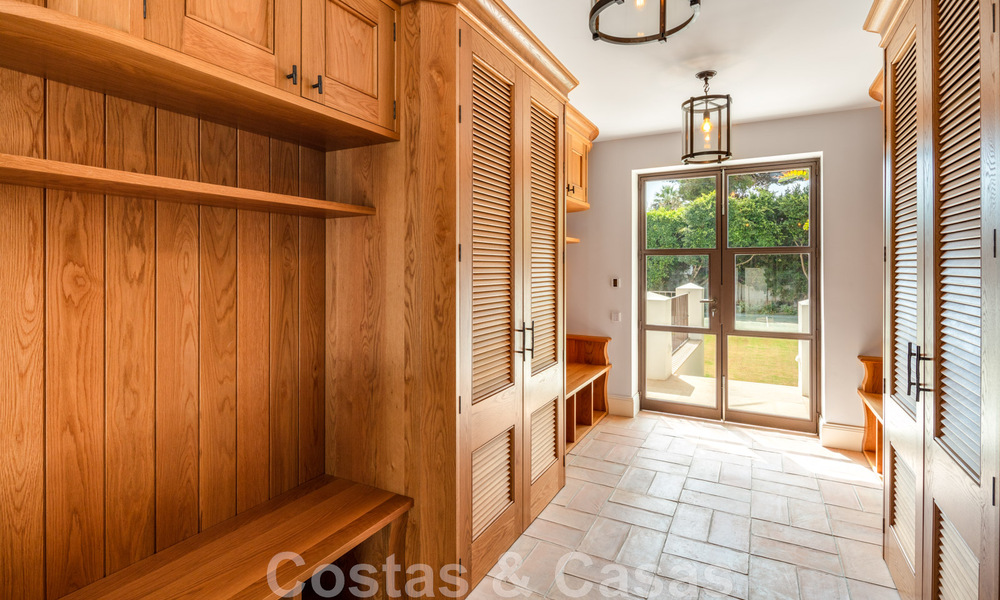 Villa de style boutique à vendre, à deux pas de la plage, sur la très convoitée Golden Mile de Marbella 45724