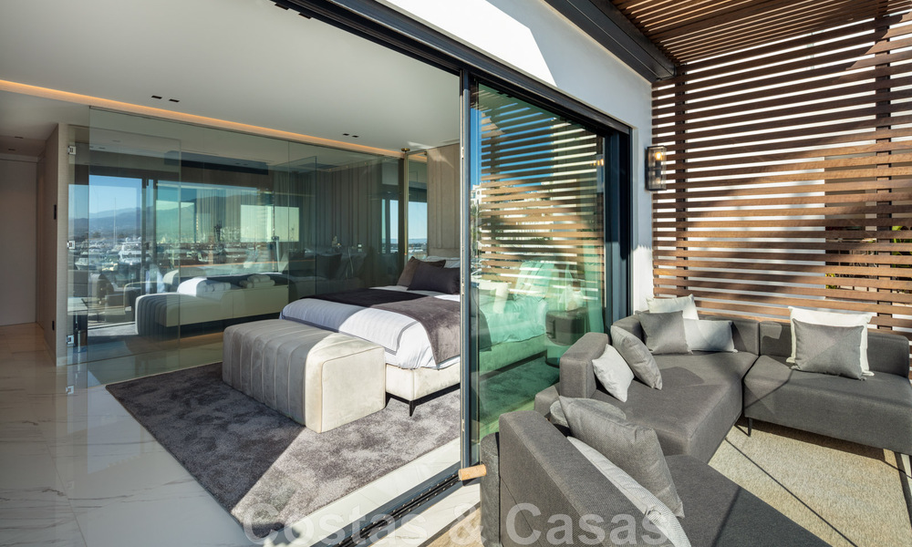 Appartement de luxe moderne et rénové à vendre, en première ligne de la marina emblématique de Puerto Banus, Marbella 46270