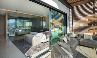 Appartement de luxe moderne et rénové à vendre, en première ligne de la marina emblématique de Puerto Banus, Marbella 46270 