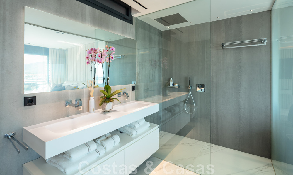 Appartement de luxe moderne et rénové à vendre, en première ligne de la marina emblématique de Puerto Banus, Marbella 46276