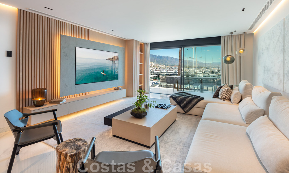 Appartement de luxe moderne et rénové à vendre, en première ligne de la marina emblématique de Puerto Banus, Marbella 46280