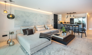 Appartement de luxe moderne et rénové à vendre, en première ligne de la marina emblématique de Puerto Banus, Marbella 46281 