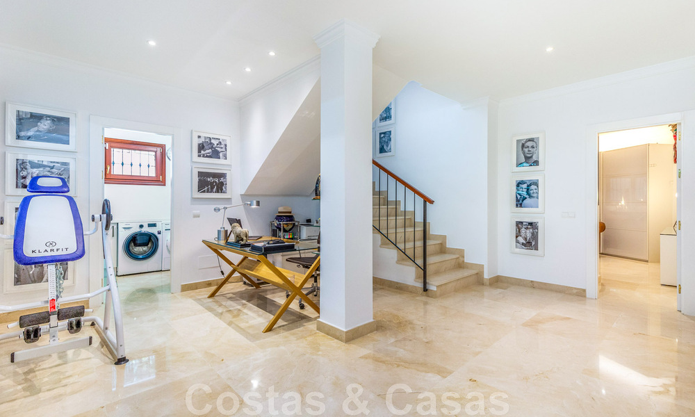 Villa de luxe méditerranéenne unique à vendre avec vue sur le terrain de golf dans un quartier résidentiel très convoité de La Quinta, Benahavis - Marbella 48480