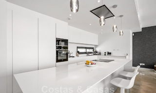 Villa moderne prête à être emménagée, à vendre avec vue sur la mer, dans un quartier de villas à la frontière de Mijas et de Marbella 46087 