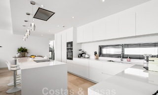 Villa moderne prête à être emménagée, à vendre avec vue sur la mer, dans un quartier de villas à la frontière de Mijas et de Marbella 46089 