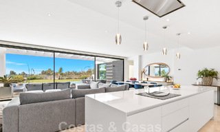 Villa moderne prête à être emménagée, à vendre avec vue sur la mer, dans un quartier de villas à la frontière de Mijas et de Marbella 46090 