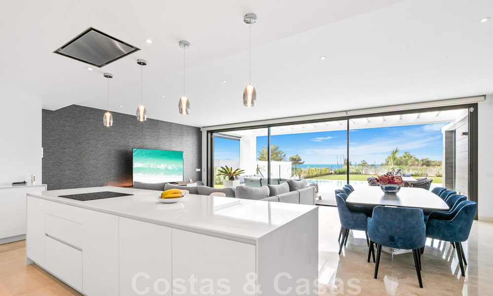 Villa moderne prête à être emménagée, à vendre avec vue sur la mer, dans un quartier de villas à la frontière de Mijas et de Marbella 46092