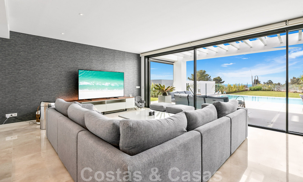 Villa moderne prête à être emménagée, à vendre avec vue sur la mer, dans un quartier de villas à la frontière de Mijas et de Marbella 46093