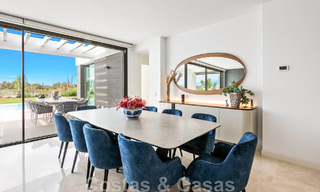 Villa moderne prête à être emménagée, à vendre avec vue sur la mer, dans un quartier de villas à la frontière de Mijas et de Marbella 46094 