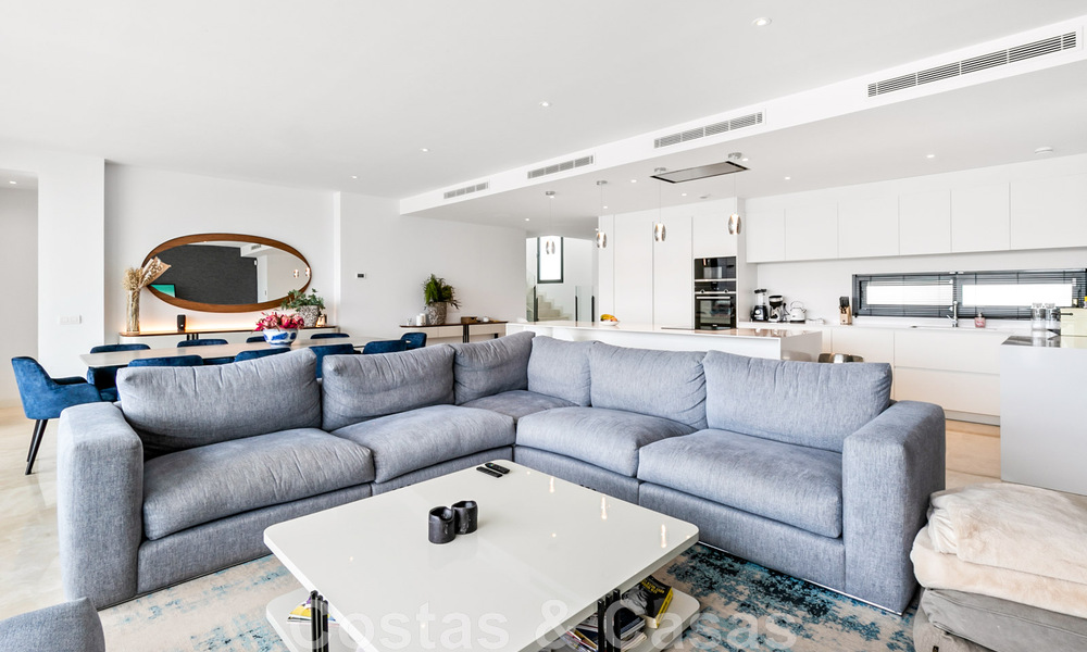 Villa moderne prête à être emménagée, à vendre avec vue sur la mer, dans un quartier de villas à la frontière de Mijas et de Marbella 46097