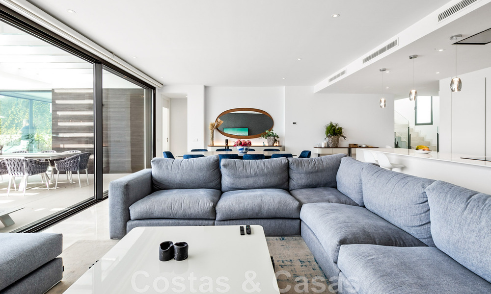 Villa moderne prête à être emménagée, à vendre avec vue sur la mer, dans un quartier de villas à la frontière de Mijas et de Marbella 46098