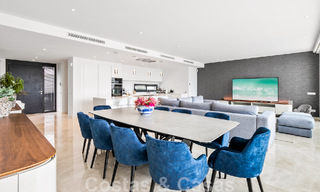 Villa moderne prête à être emménagée, à vendre avec vue sur la mer, dans un quartier de villas à la frontière de Mijas et de Marbella 46099 