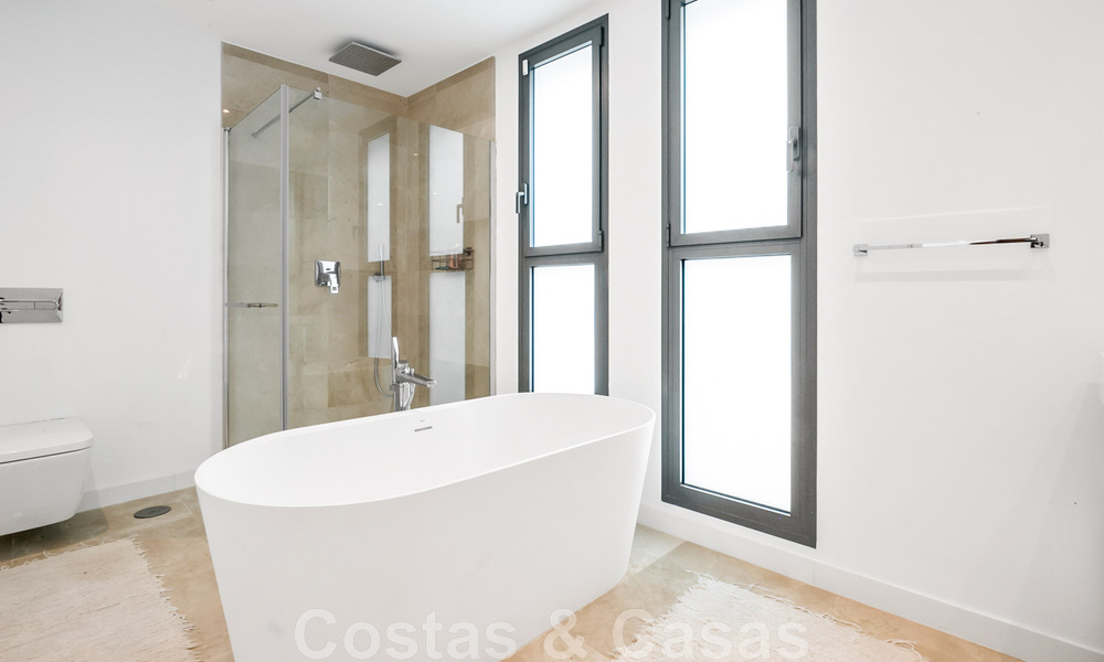 Villa moderne prête à être emménagée, à vendre avec vue sur la mer, dans un quartier de villas à la frontière de Mijas et de Marbella 46100