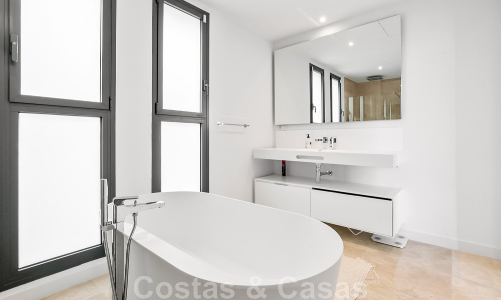 Villa moderne prête à être emménagée, à vendre avec vue sur la mer, dans un quartier de villas à la frontière de Mijas et de Marbella 46101