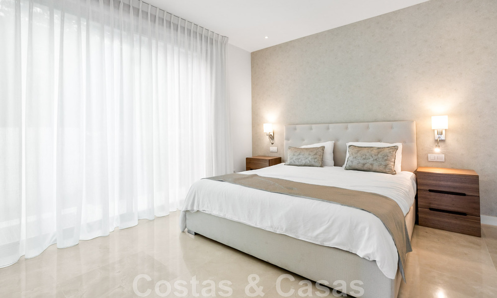Villa moderne prête à être emménagée, à vendre avec vue sur la mer, dans un quartier de villas à la frontière de Mijas et de Marbella 46102