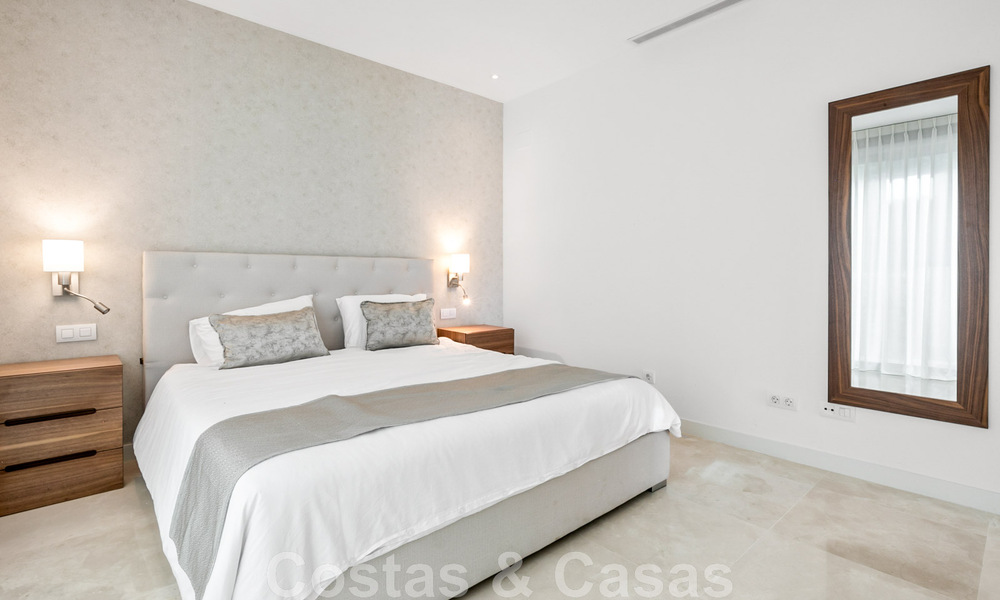 Villa moderne prête à être emménagée, à vendre avec vue sur la mer, dans un quartier de villas à la frontière de Mijas et de Marbella 46103