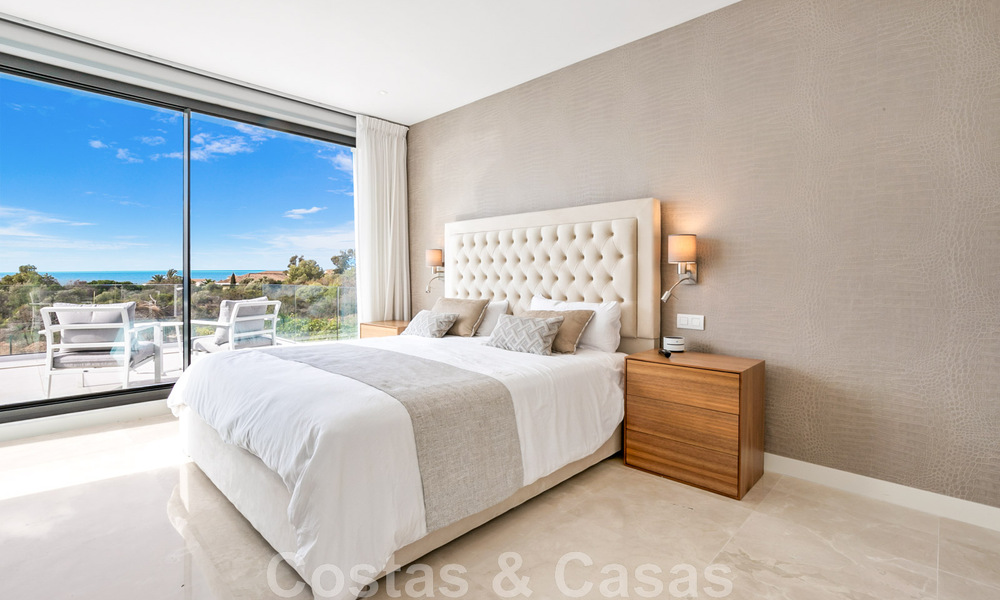 Villa moderne prête à être emménagée, à vendre avec vue sur la mer, dans un quartier de villas à la frontière de Mijas et de Marbella 46106