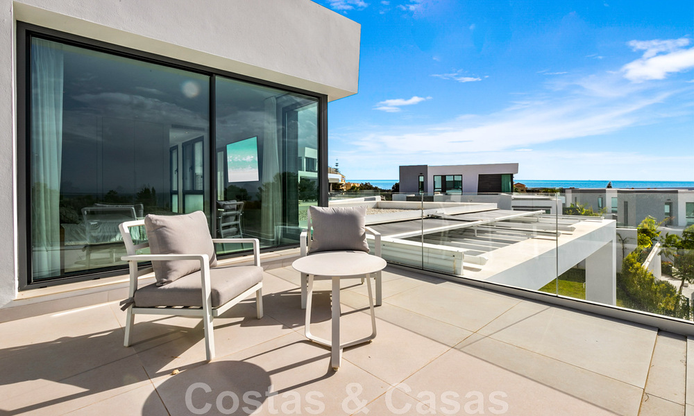 Villa moderne prête à être emménagée, à vendre avec vue sur la mer, dans un quartier de villas à la frontière de Mijas et de Marbella 46108