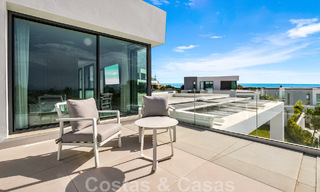 Villa moderne prête à être emménagée, à vendre avec vue sur la mer, dans un quartier de villas à la frontière de Mijas et de Marbella 46108 