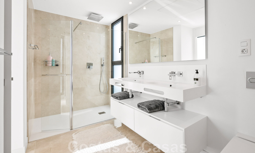 Villa moderne prête à être emménagée, à vendre avec vue sur la mer, dans un quartier de villas à la frontière de Mijas et de Marbella 46109