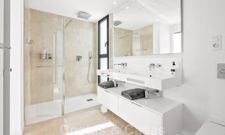 Villa moderne prête à être emménagée, à vendre avec vue sur la mer, dans un quartier de villas à la frontière de Mijas et de Marbella 46109 