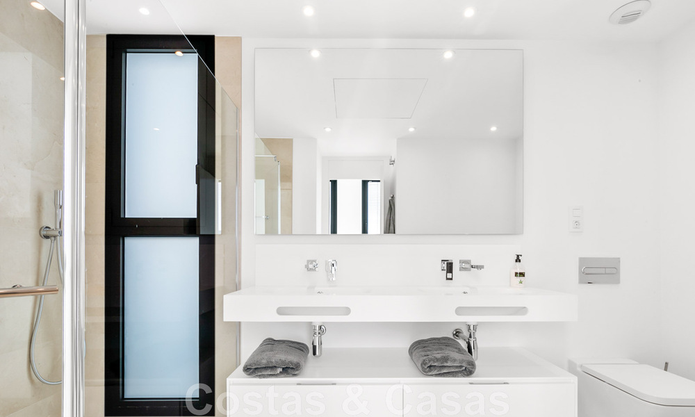 Villa moderne prête à être emménagée, à vendre avec vue sur la mer, dans un quartier de villas à la frontière de Mijas et de Marbella 46110