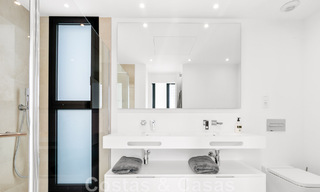 Villa moderne prête à être emménagée, à vendre avec vue sur la mer, dans un quartier de villas à la frontière de Mijas et de Marbella 46110 