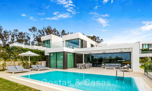 Villa moderne prête à être emménagée, à vendre avec vue sur la mer, dans un quartier de villas à la frontière de Mijas et de Marbella 46111