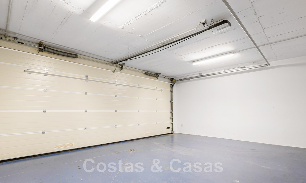 Villa moderne prête à être emménagée, à vendre avec vue sur la mer, dans un quartier de villas à la frontière de Mijas et de Marbella 46113