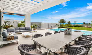 Villa moderne prête à être emménagée, à vendre avec vue sur la mer, dans un quartier de villas à la frontière de Mijas et de Marbella 46115 